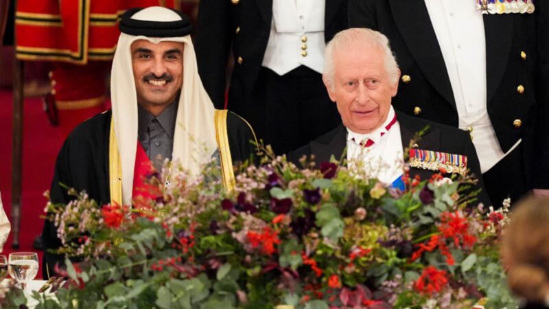 Emir do Qatar Sheikh Tamim bin Hamad Al Thani e Rei Charles III - Foto: Getty Images